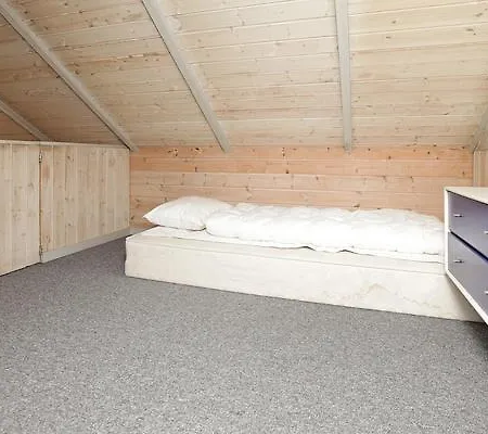 Five-bedroom Holiday In 10 Blåvand
