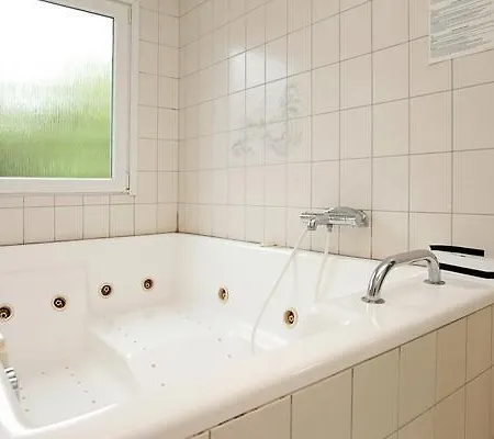 Five-bedroom Holiday In 10